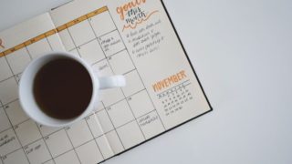 スケジュール表とコーヒー