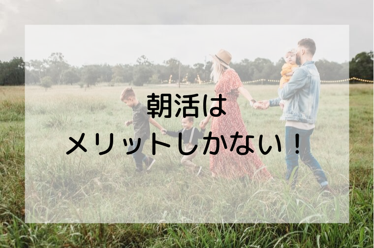 子供と大人が手を繋いで歩いている