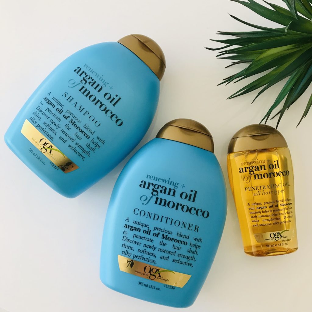 ターコイズブルーのシャンプーとコンディショナーと金色のヘアオイルが並んでいる