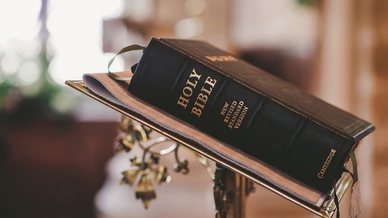 黒い聖書が台の上に置かれている