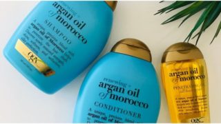 青いボトルのシャンプー2本と金色のヘアオイル