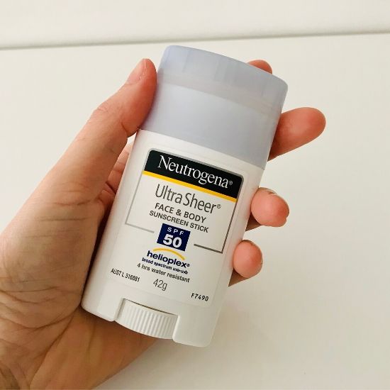 neutrogens sunscreenを持っている手