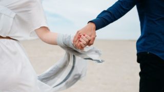 男性と女性が手を繋いでいる