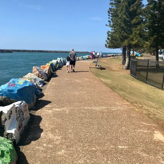 海沿い、防波堤がある道