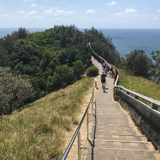 海沿いの階段を上っている人たち