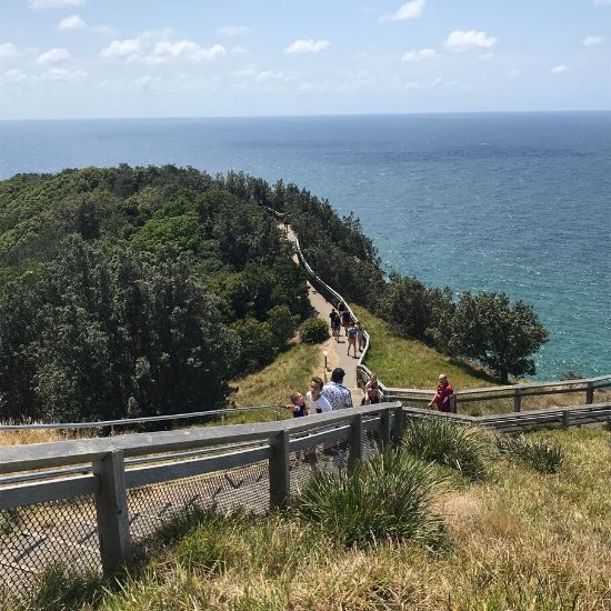 海沿いの階段を上っている人たち