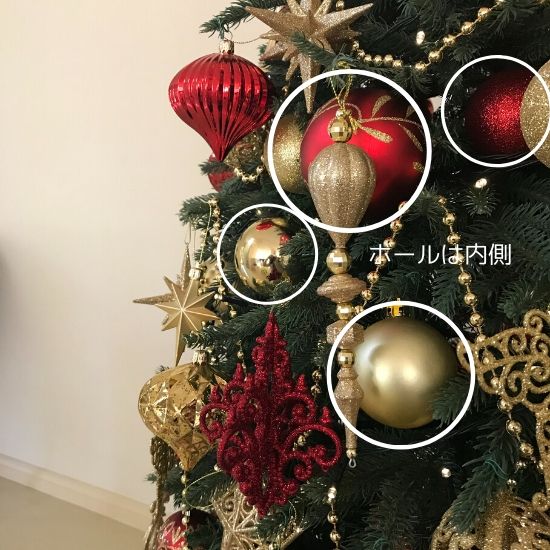 クリスマスツリーと赤と金のオーナメント