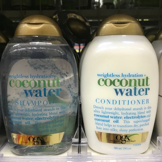 透明と白いボトルのOGXシャンプー　Coconuts water