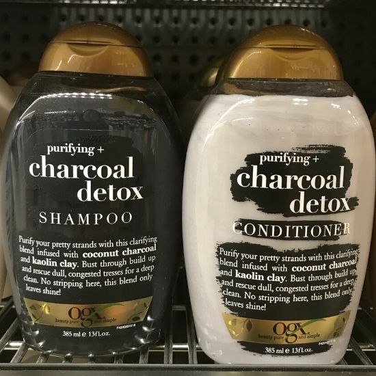 黒と白のボトルのOGXシャンプー　Charcoal Detox