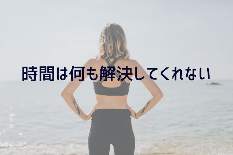 エクササイズウエアを着た女性の後ろ姿