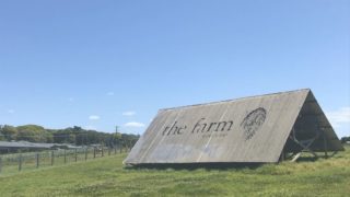 THe Farm 芝生の上にあるThe Farmと書いてある看板