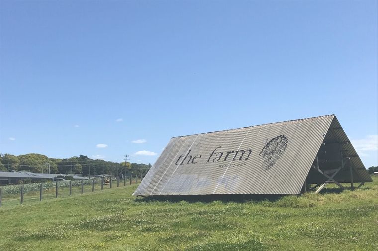 THe Farm 芝生の上にあるThe Farmと書いてある看板