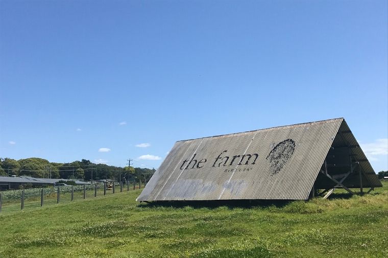 芝生の上にあるThe Farmと書いてある看板