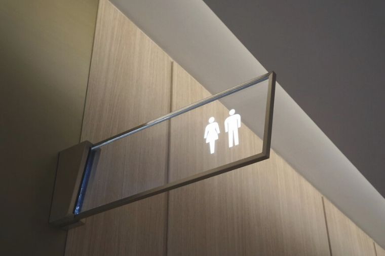 公衆トイレの男女のサイン