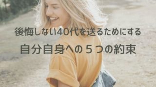 黄色のTシャツをきた女性が振り返って笑っている