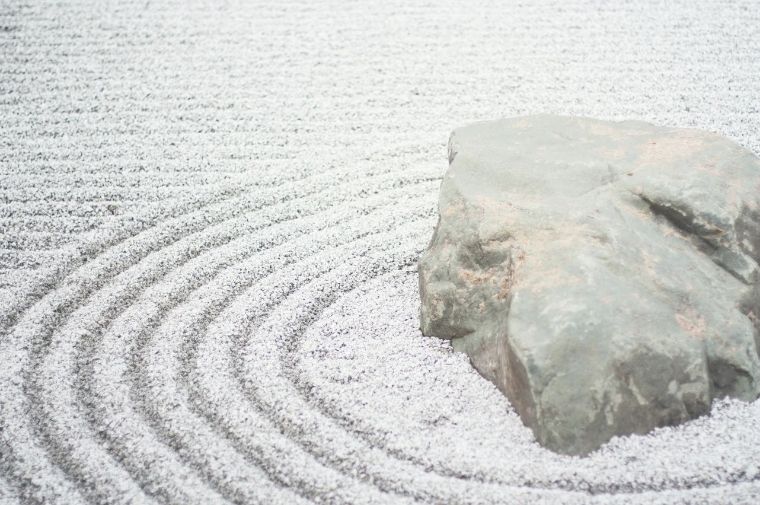 白い大きな石がある禅の庭